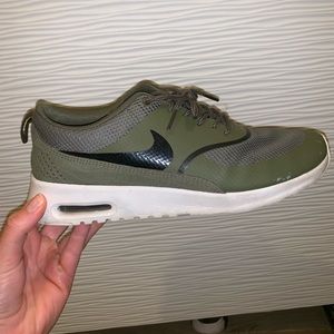 Nike Air Max Thea (olive green)